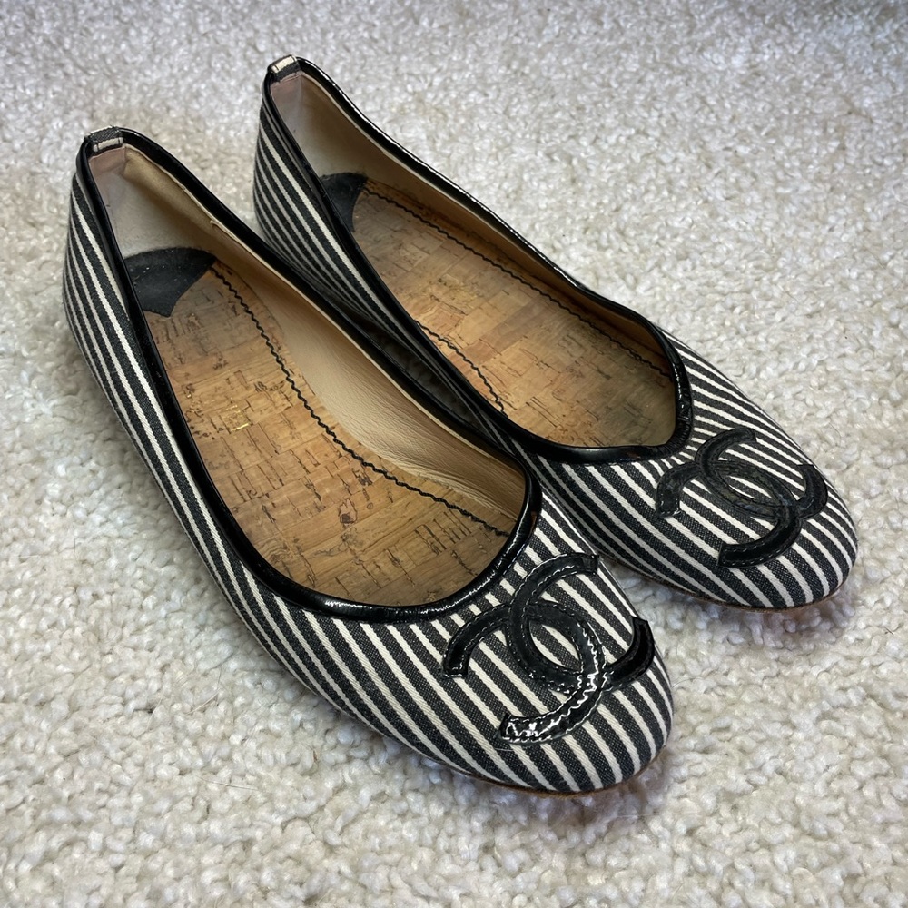 Chanel | Black & White Leather “CC” Logo Ballet Flats